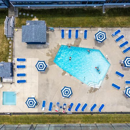 Nautical Mile Resort Уелс Екстериор снимка