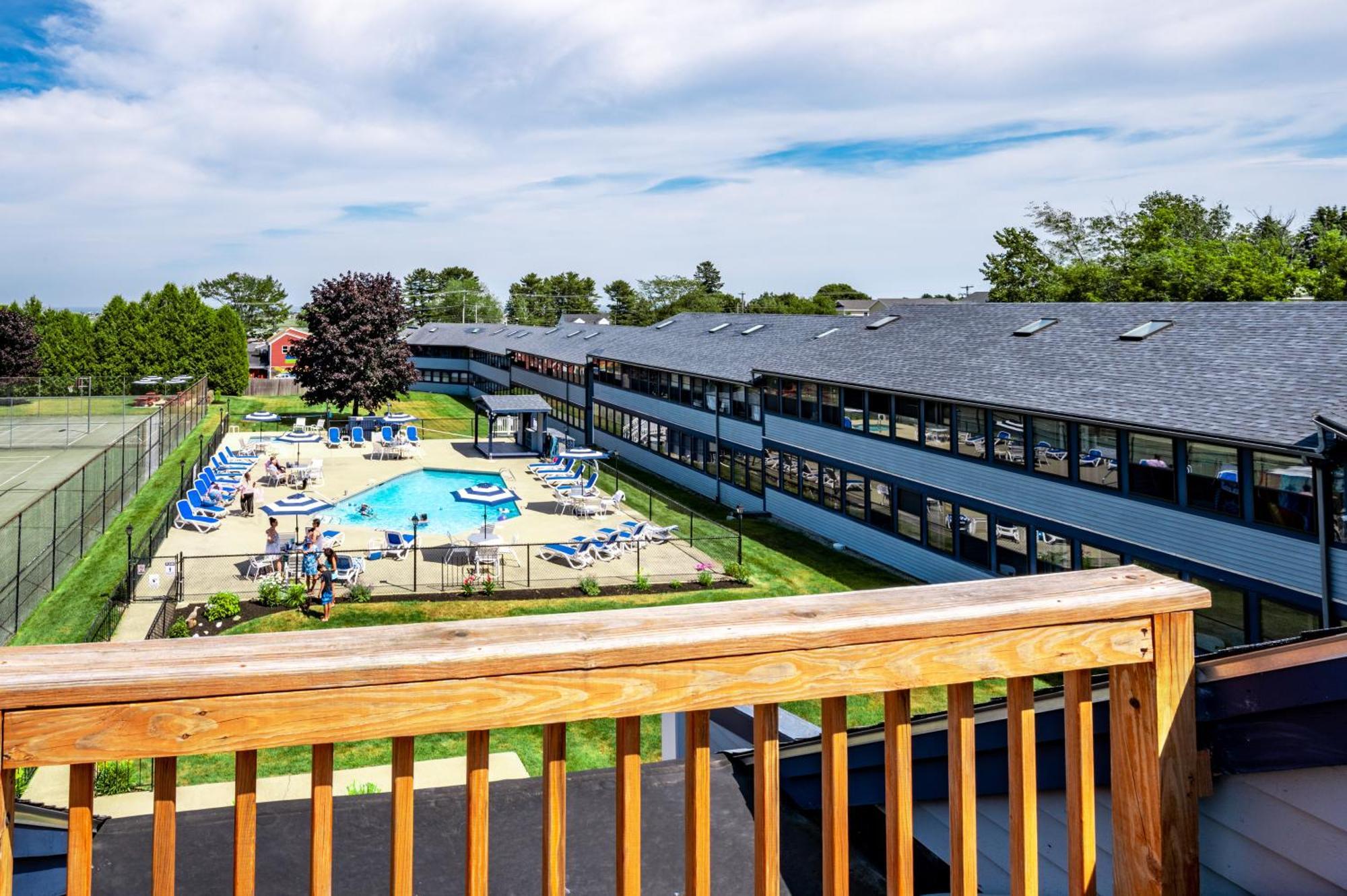 Nautical Mile Resort Уелс Екстериор снимка