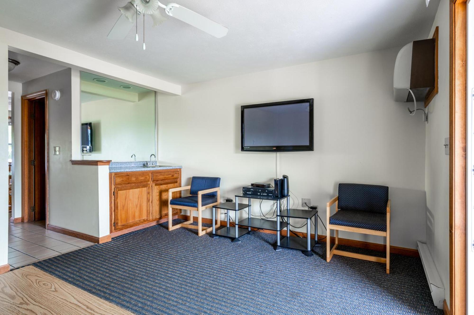 Nautical Mile Resort Уелс Екстериор снимка