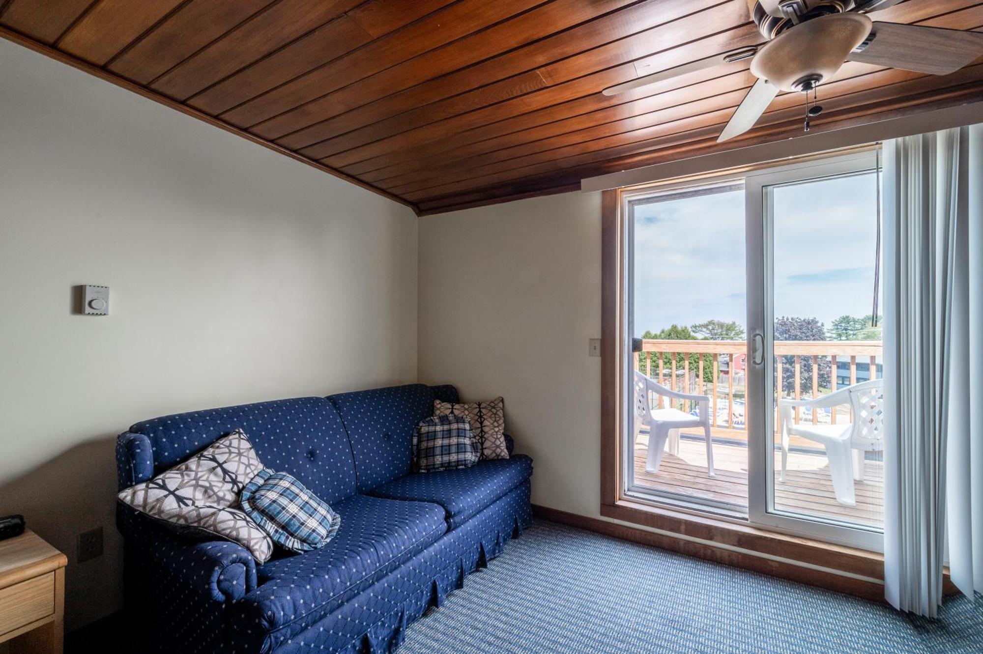 Nautical Mile Resort Уелс Екстериор снимка